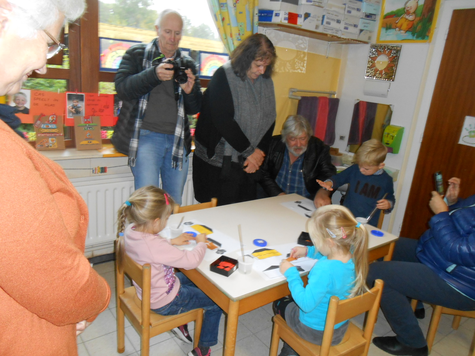 grootouders op bezoek in de klas van juf Claire